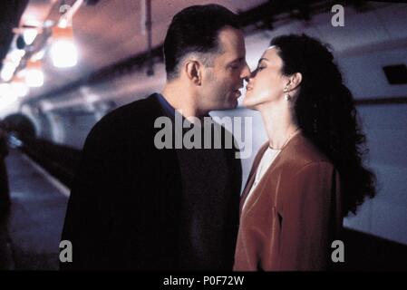 Titre original : HUDSON HAWK. Titre en anglais : HUDSON HAWK. Film Réalisateur : Michael Lehmann. Année : 1991. Stars : Bruce Willis, ANDIE MACDOWELL. Credit : TRI STAR PHOTOS / Album Banque D'Images