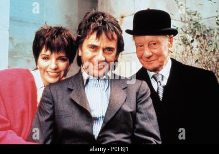 Film Original Titre : Arthur 2 : on the Rocks. Titre en anglais : Arthur 2 : on the Rocks. Directeur : BUD YORKIN Film. Année : 1988. Stars : John Gielgud ; DUDLEY MOORE ; Liza Minnelli. Credit : Warner Brothers / Album Banque D'Images