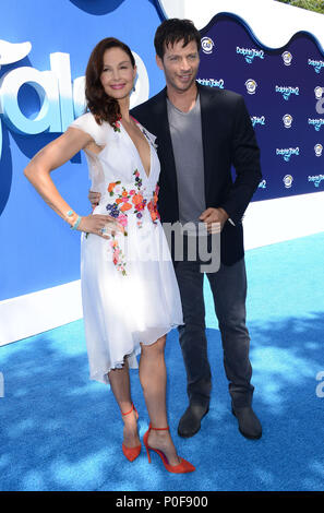 Ashley Judd et Harry Connick Jr du Dolphin Tale 2 premiere au Westwood Village Theatre à Los Angeles.Un  Ashley Judd et Harry Connick Jr 093 ------------- Red Carpet Event, Vertical, USA, Cinéma, Célébrités, photographie, Bestof, Arts, Culture et divertissement, Célébrités Topix fashion / Vertical, Best of, événement dans la vie d'Hollywood, Californie - Tapis rouge et en backstage, USA, Cinéma, Célébrités, cinéma, télévision, Célébrités célébrités musique, photographie, Arts et culture, Bestof, divertissement, Topix, verticale de la famille de l'année 2014, enquête tsun Banque D'Images