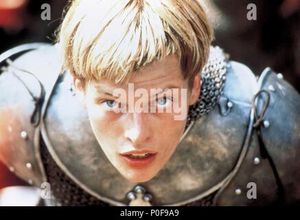 Titre original : JEANNE D'ARC. Titre en anglais : DE JEANNE D'ARC. Film Réalisateur : Luc BESSON. Année : 1999. Stars : JEANNE D'ARC ; Milla Jovovich. Credit : GAUMONT / Album Banque D'Images