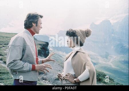 Titre original : L'EIGER SANCTION. Titre en anglais : L'EIGER SANCTION. Film Réalisateur : CLINT EASTWOOD. Année : 1975. Stars : CLINT EASTWOOD ; VONETTA MCGEE. Credit : M.G.M/UNITED Artiste / Album Banque D'Images