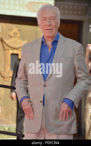 Christopher Plummer honoré avec la main et à l'Empreinte Théâtre chinois de Grauman à Los Angeles. 27 mars, 2015.Un Christopher Plummer 070 ------------- Red Carpet Event, Vertical, USA, Cinéma, Célébrités, photographie, Bestof, Arts, Culture et divertissement, Célébrités Topix fashion / Vertical, Best of, événement dans la vie d'Hollywood, Californie - Tapis rouge et en backstage, USA, Cinéma, Célébrités, cinéma, télévision, Célébrités célébrités musique, photographie, Arts et culture, Bestof, divertissement, Topix trois quarts, vertical, une personne, à partir de l'an , 2015, enquête tsun Banque D'Images