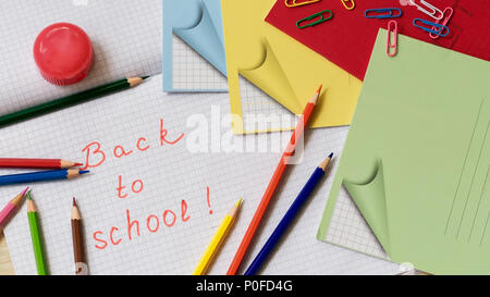 Les fournitures scolaires sur la feuille de l'ordinateur portable dans une cage Banque D'Images