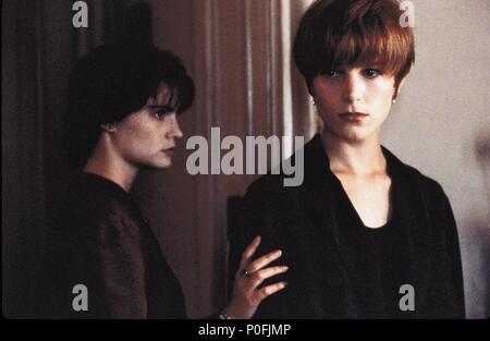 Film Original Titre : SINGLE WHITE FEMALE. Titre en anglais : SINGLE WHITE FEMALE. Film Réalisateur : Barbet Schroeder. Année : 1992. Stars : Bridget Fonda, Jennifer Jason Leigh. Credit : COLUMBIA TRI STAR / DUHAMEL, François / Album Banque D'Images