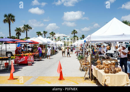 Florida Saint St. Augustine Beach, marché aux puces fermiers, vendeurs stall stands marché stand, acheteur achetant des stands stands stands, shopping Banque D'Images