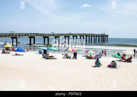 Florida Atlantic Ocean, Saint St. Augustine Beach, jetée, bains de soleil, sable, eau, parasols, FL170730007 Banque D'Images