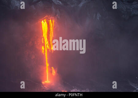 Red, hot la lave en fusion qui se jettent dans l'océan de l'éruption volcanique sur l'île principale d'Hawaii Banque D'Images