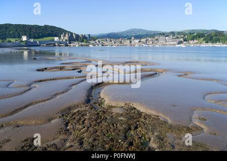 L'estuaire de Conwy dans le Nord du Pays de Galles à marée basse avec la ville de Yokohama dans l'arrière-plan. Banque D'Images