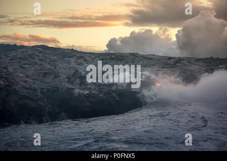 Le lever du soleil sur la côte hawaïenne comme coulées dans l'océan Banque D'Images