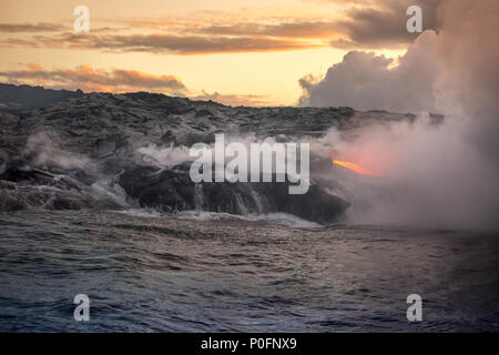 Lever de soleil sur l'écoulement de lave active sur la grande île d'Hawaï Banque D'Images