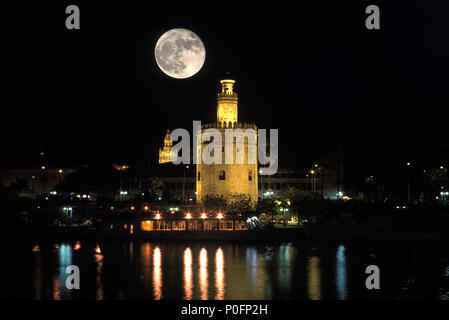 Historique 1993 PLEINE LUNE SUR TORRE DEL ORO RIO GUADALQUIVIR Séville Andalousie Espagne Banque D'Images