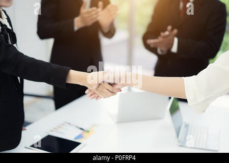 Business people shaking hands, finir une séance pour conclure un accord avec son partenaire d'affaires avec collègue tapez des mains de félicitation. Banque D'Images