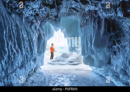 La grotte de glace gelé gelé au lac Baïkal en Sibérie, Russie Banque D'Images