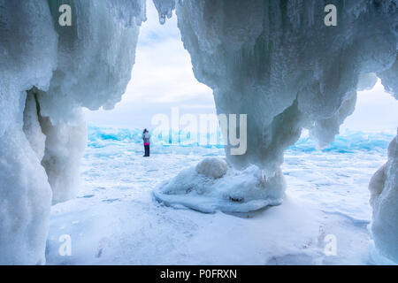 La grotte de glace gelé gelé au lac Baïkal en Sibérie, Russie Banque D'Images