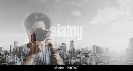 Double exposition, un homme prenant la photographie noir et blanc et le contexte de la ville Banque D'Images