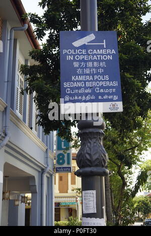 Conseil d'avis multilingue caméra de police en service à Singapour Banque D'Images