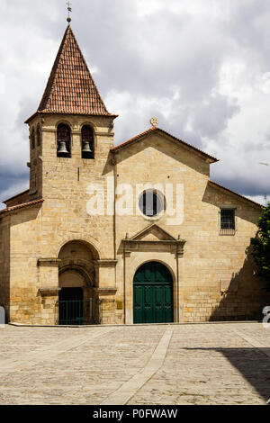 Façade ouest de l'église de Santa Maria Maior, Église mère de Chaves, Portugal. Banque D'Images