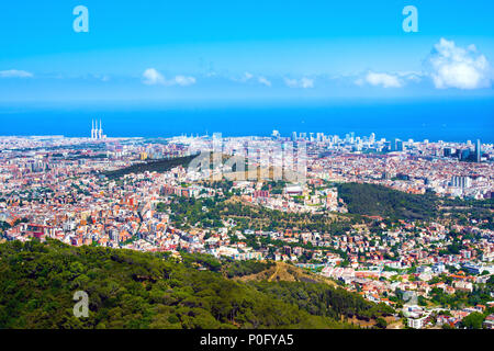 Vue panoramique de Barcelone et la mer depuis Tibidabo, Espagne Banque D'Images