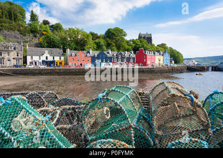 Maisons colorées et pots de homard sur le quai, Tobermory, l'île de Mull, les Hébrides intérieures, Argyll et Bute, Écosse, Royaume-Uni Banque D'Images