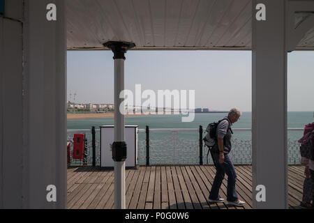 Promeneurs sur Palace Pier de Brighton, Brighton, East Sussex, England, UK Banque D'Images