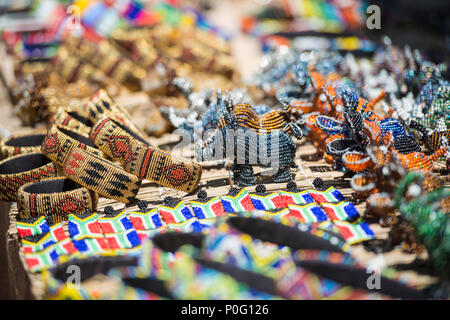 L'Afrique du Sud en couleurs dans l'Art de Perles Bracelets, rhinocéros et hippopotames dans le marché en plein air Banque D'Images