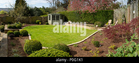 Belle, ensoleillée, nouvellement aménagé, le jardin privé avec un design contemporain, border les plantes, pelouse et terrasse, un pavillon - Yorkshire, Angleterre, Royaume-Uni Banque D'Images