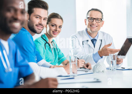 Équipe de médecins généraliste et avoir la conversation et looking at camera Banque D'Images