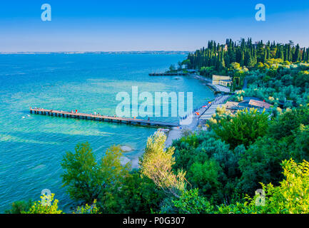 Vue panoramique sur la plage de Sirmione, une charmante petite ville située sur les rives du lac de Garde, Italie du nord Banque D'Images