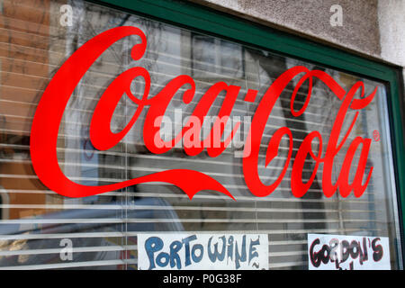 Logo das der Marke 'Coca Cola', Lisboa, Portugal. Banque D'Images