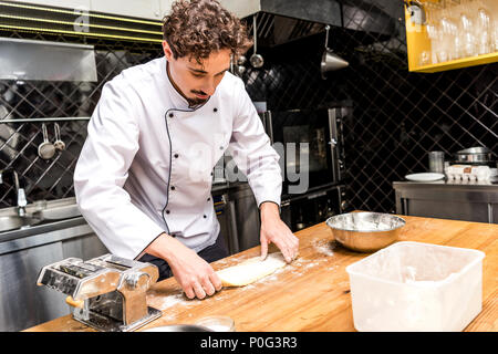 La préparation de la pâte pour les pâtes chef on table Banque D'Images