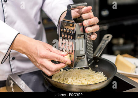 Portrait du chef fromage râpe sur caillebotis Banque D'Images