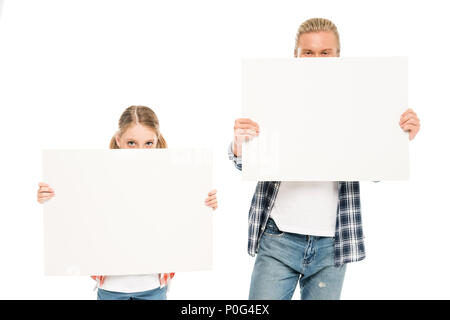 Vue d'obscurci père et fille avec bannières vierges isolated on white Banque D'Images