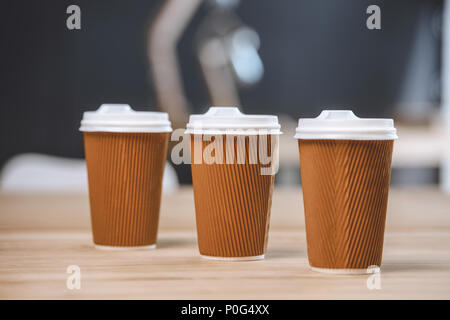 Focus sélectif de tasses de café sur la table en bois Banque D'Images