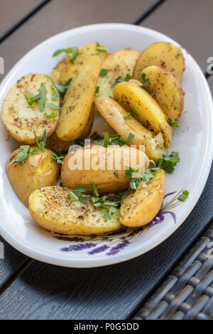 Pommes de terre aux herbes saupoudrée de persil vert Banque D'Images