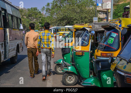 Jaipur, Inde - Nov 3, 2017. Tuk Tuk taxis attendent des passagers sur la rue près de Fort Amber à Jaipur, Inde. Banque D'Images