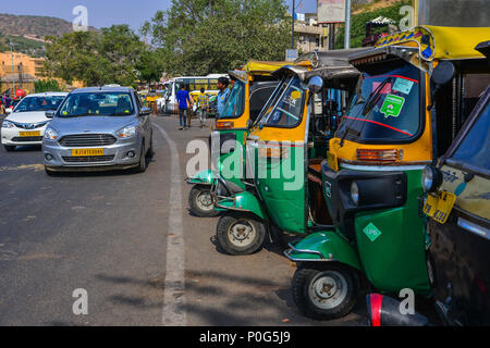 Jaipur, Inde - Nov 3, 2017. Tuk Tuk taxis attendent des passagers sur la rue près de Fort Amber à Jaipur, Inde. Banque D'Images