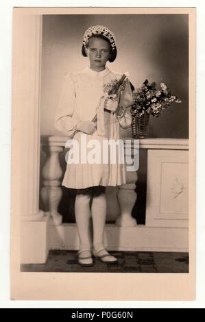 HODONIN, la République tchécoslovaque, vers 1930 : Vintage photo d'une jeune fille - sa première communion, vers 1930. Banque D'Images