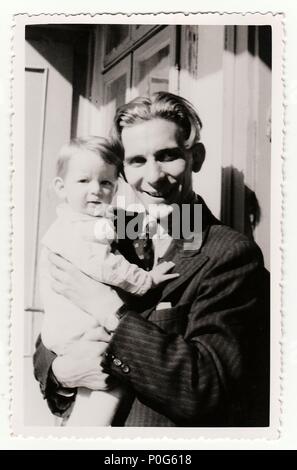 HODONIN, la République tchécoslovaque, vers 1941 : Vintage photo montre une petite fille avec son oncle, vers 1941 Banque D'Images