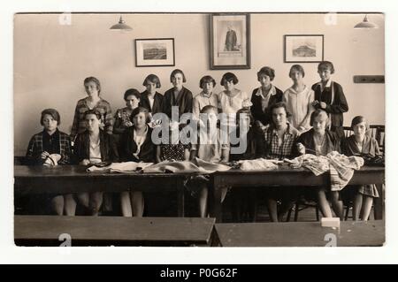 La République tchécoslovaque, 1933 : Vintage photo d'un groupe de filles dans la classe, 1933. Banque D'Images