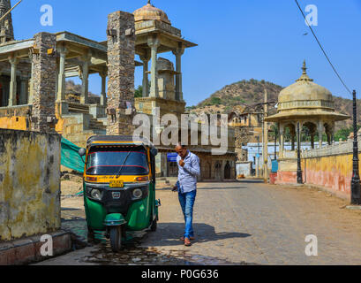 Jaipur, Inde - Nov 3, 2017. Un tuk tuk taxi avec chauffeur en attente pour les passagers sur la rue près de Fort Amber à Jaipur, Inde. Banque D'Images