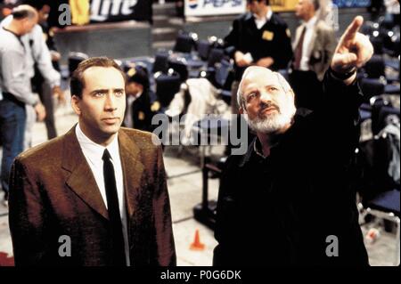 Titre original : snake eyes. Titre en anglais : snake eyes. Film Réalisateur : BRIAN DE PALMA. Année : 1998. Stars : Brian De Palma ; NICOLAS CAGE. Credit : PARAMOUNT PICTURES / DORY, ATTILA / Album Banque D'Images