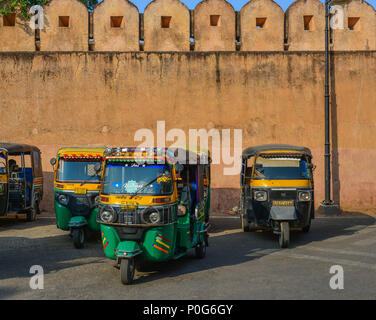 Jaipur, Inde - Nov 3, 2017. Tuk Tuk taxis attendent des passagers sur la rue près de Fort Amber à Jaipur, Inde. Banque D'Images