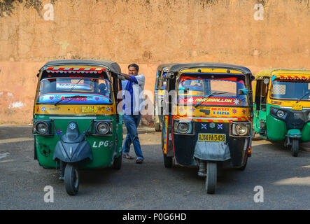 Jaipur, Inde - Nov 3, 2017. Tuk Tuk taxis attendent des passagers sur la rue près de Fort Amber à Jaipur, Inde. Banque D'Images