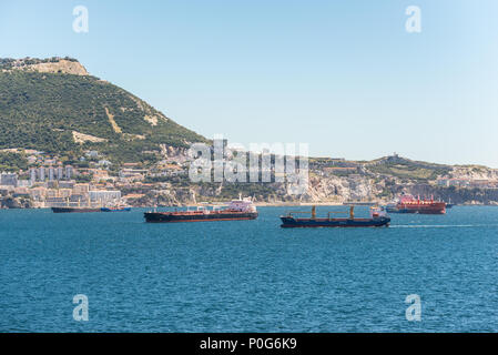 Gibraltar, Royaume-Uni - Mai 18, 2017 : les navires ancrés dans la rade de Gibraltar, Royaume-Uni, Europe de l'Ouest. Banque D'Images