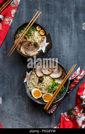 Deux bols de ramen au porc, d'oeufs et la ciboulette, vue du dessus Banque D'Images