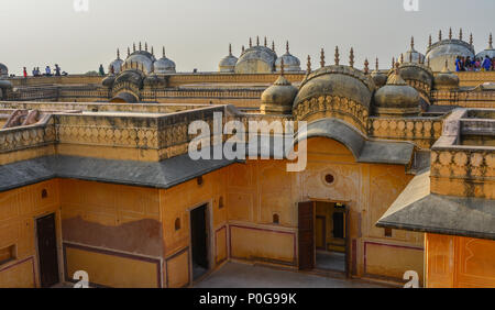 Jaipur, Inde - Nov 3, 2017. Les gens qui marchent sur le toit haut de Jaigarh Fort à Jaipur, Inde. Banque D'Images