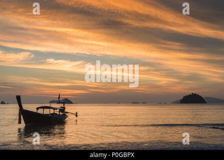 Coucher de Koh Adang, Thaïlande Ranong, l'île d'Andaman Banque D'Images