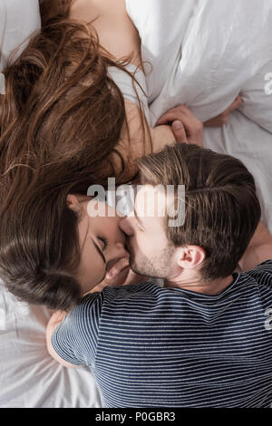 Vue de dessus du couple dans le lit au matin Banque D'Images