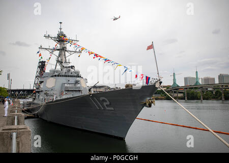 180608-N-EH218-0060 Portland, Oregon (8 juin 2018) de la classe Arleigh Burke destroyer lance-missiles USS Michael Murphy (DDG 112), se trouve du côté de la jetée de Portland Rose Festival pendant la Semaine de la flotte. Le festival de Portland et la Fleet Week sont une célébration de la mer avec des services marins, marines, et les membres de la Garde côtière des États-Unis et du Canada faisant de la ville un port d'escale. (U.S. Photo par marine Spécialiste de la communication de masse 2e classe Ryan J. Batchelder/libérés) Banque D'Images