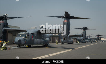 Les commandos de l'air affecté au 353e groupe d'opérations spéciales 1 Détachement décharger cinq CV-22 Osprey avion à rotors basculants déployés à partir du 8e Escadron d'opérations spéciales au nord de Yokohama, Japon, Dock 4 Avril, 2018. Environ 100 aviateurs et cinq Ospreys déployés à Yokota Air Base à participer à des opérations régionales. L'Osprey combine l'atterrissage et décollage vertical, qualités de vol stationnaire d'un hélicoptère avec la longue portée, vitesse et faible consommation de carburant caractéristiques d'un aéronef à turbopropulseur. (U.S. Photo de l'Armée de l'air par la Haute Airman Joseph Pick) Banque D'Images